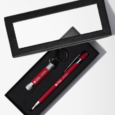 Set con penna e torcia personalizzate e presentate in una scatola regalo