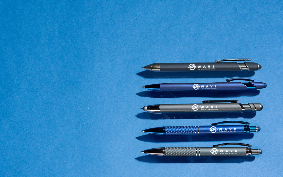 4 stylos de couleur bleue avec le logo de l'entreprise imprimé
