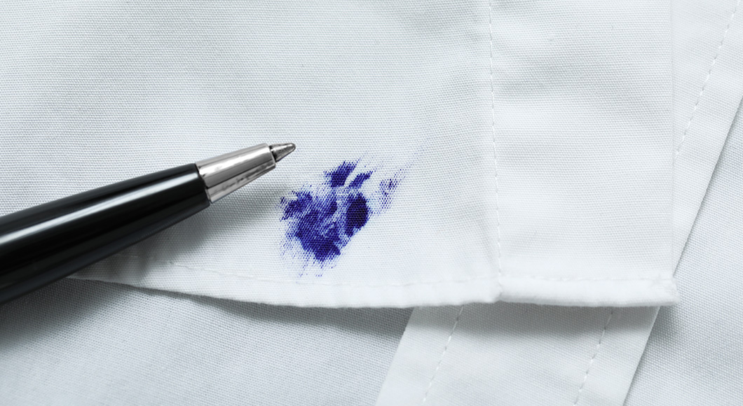 Tinte ist auf einem Stoff gelandet