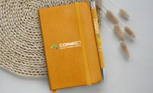 Bedruckter Werbekugelschreiber und Notizbuch mit Soft-Touch-Beschichtung