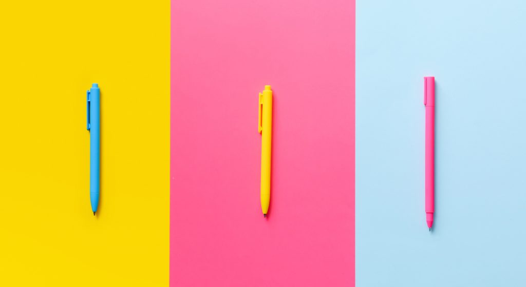 Penne di diversi colori su sfondo colorato: psicologia del colore